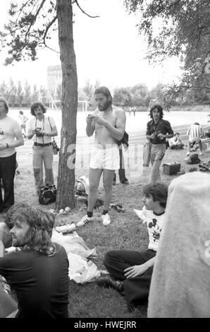 Pinki Floyd Fußball spielen - 22.06.1974 - Frankreich / Burgund (Französisch Region) / Dijon - am Tag nach ihrem Konzert, Mitglieder von Pink Floyd ging zu einem Fußballspiel - Philippe Gras spielen / Le Pictorium Stockfoto