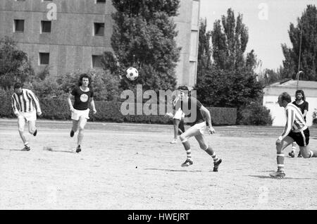 Pinki Floyd Fußball spielen - 22.06.1974 - Frankreich / Burgund (Französisch Region) / Dijon - am Tag nach ihrem Konzert, Mitglieder von Pink Floyd ging zu einem Fußballspiel - Philippe Gras spielen / Le Pictorium Stockfoto