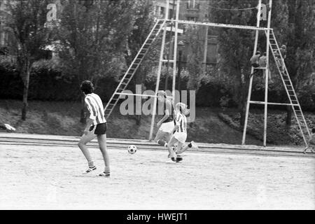 Pinki Floyd Fußball spielen - 22.06.1974 - Frankreich / Burgund (Französisch Region) / Dijon - am Tag nach ihrem Konzert, Mitglieder von Pink Floyd ging zu einem Fußballspiel - Philippe Gras spielen / Le Pictorium Stockfoto