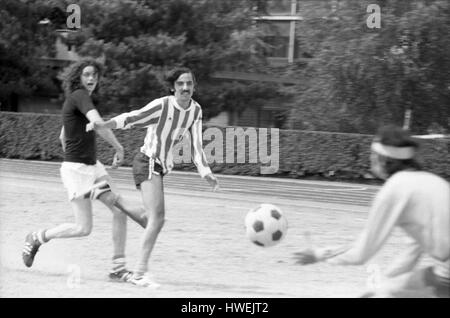 Pinki Floyd Fußball spielen - 22.06.1974 - Frankreich / Burgund (Französisch Region) / Dijon - am Tag nach ihrem Konzert, Mitglieder von Pink Floyd ging zu einem Fußballspiel - Philippe Gras spielen / Le Pictorium Stockfoto