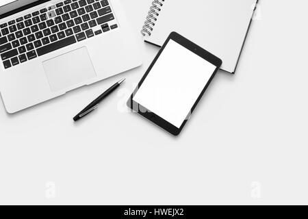 Laptop, Tablet, Notebook und einem Stift auf weißem Hintergrund Stockfoto