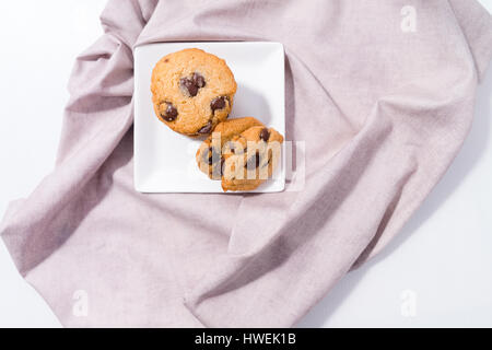 Draufsicht der Chocolate Chip Cookies auf weißen Teller Stockfoto