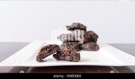 Querschnitt der vegane Schokolade Brownie Cookies auf Holztisch und weissen Teller Stockfoto