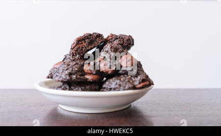 Stack vegane Schokolade Brownie Cookies auf weiße Runde Platte Stockfoto
