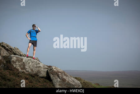 Männliche Läufer mit Blick vom Stanage Edge, Peak District, Derbyshire, UK Stockfoto
