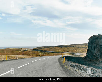 Kurvenreiche Straße zur Küste, Jokulsargljufur Nationalpark, Island Stockfoto