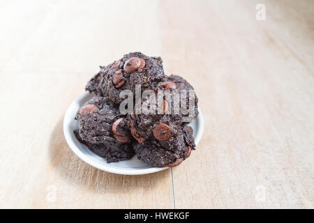 Stack vegane Schokolade Brownie Cookies auf weiße Runde Platte Stockfoto