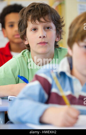 Primäre Schüler schreiben im Klassenzimmer Stockfoto