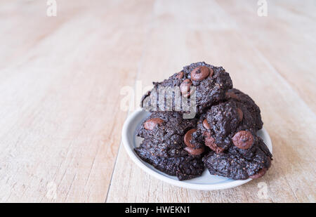 Stack vegane Schokolade Brownie Cookies auf weiße Runde Platte Stockfoto