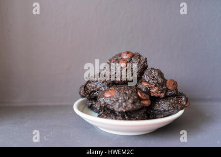 Stack vegane Schokolade Brownie Cookies auf weiße Runde Platte Stockfoto