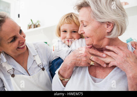 Porträt von Mädchen, Mutter und Großmutter in der Küche Stockfoto