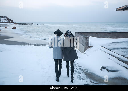 Paar auf Winterurlaub, Odessa, Ukraine Stockfoto