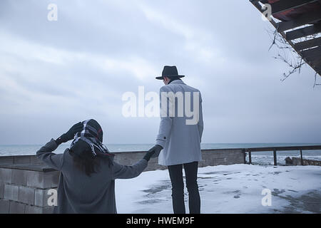 Paar auf Winterurlaub, Odessa, Ukraine Stockfoto