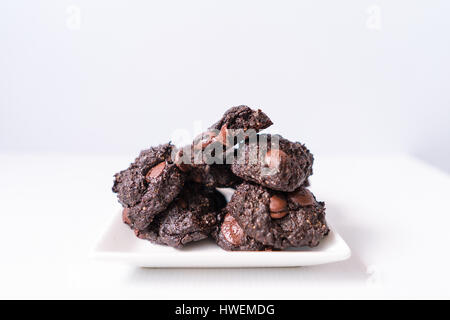 Stack vegane Schokolade Brownie Cookies auf weiße quadratische Platte Stockfoto