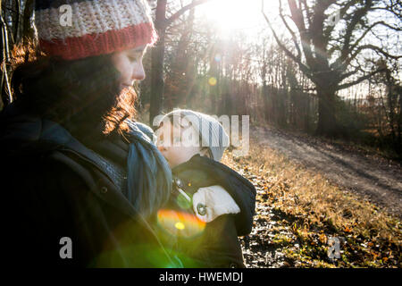 Mutter Baby junge, im Freien halten Stockfoto