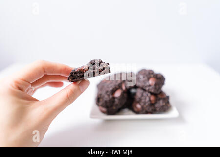 Stack vegane Schokolade Brownie Cookies auf weiße quadratische Platte Stockfoto