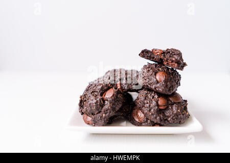 Stack vegane Schokolade Brownie Cookies auf weiße quadratische Platte Stockfoto