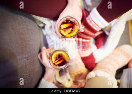 Freunde genießen Glühwein Stockfoto