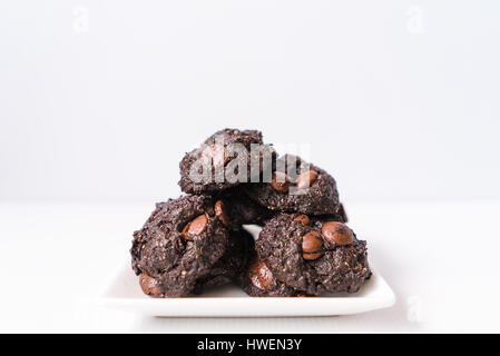 Stack vegane Schokolade Brownie Cookies auf weiße quadratische Platte Stockfoto