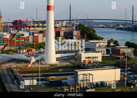 Deutschland Hamburg, Bau der neuen Nordex Windenergieanlage Aufbereitungsanlage von Hamburg Wasser, die lokalen Wasserversorger hinter Koehlbrandbruecke und Fluss Elbe Stillhorn Stockfoto