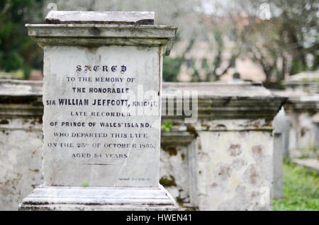 Alte graue Grabsteine. Friedhof in Malaysia Stockfoto