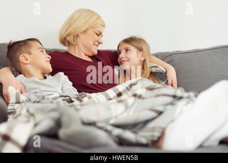 Großmutter und Enkel entspannend auf sofa Stockfoto