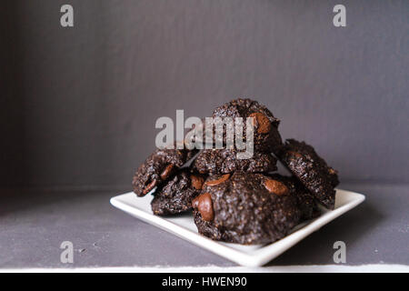 Stack vegane Schokolade Brownie Cookies auf weiße quadratische Platte Stockfoto