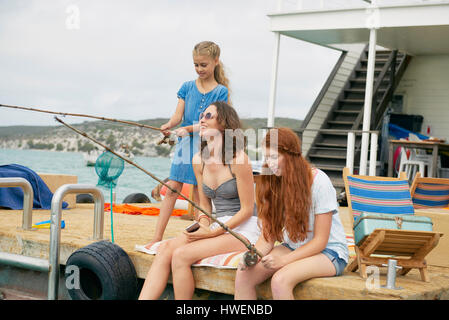 Familie Angeln auf dem Hausboot Deck, Kraalbaai, Südafrika Stockfoto