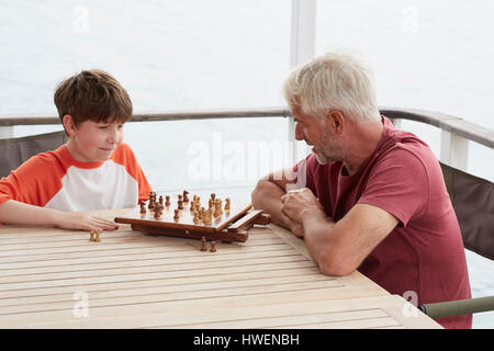 Großvater und Enkel spielt Schach Stockfoto