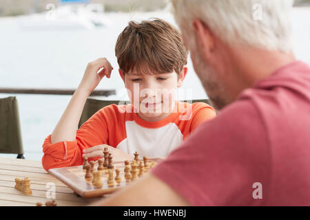 Großvater und Enkel spielt Schach Stockfoto