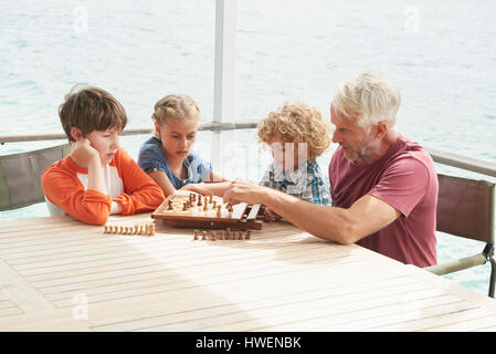 Großvater und Enkel spielt Schach Stockfoto