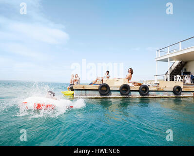 Familie Spaß am Hausboot Sonnendeck, Kraalbaai, Südafrika Stockfoto