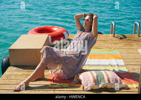 Frau Sonnenbaden auf Hausboot Sonnendeck, Kraalbaai, Südafrika Stockfoto