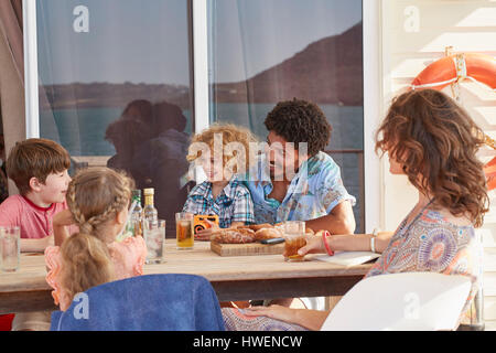 Familie am Tisch versammelt, auf Hausboot Sonnendeck, Kraalbaai, Südafrika Stockfoto