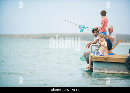 Familie Angeln auf dem Hausboot Deck, Kraalbaai, Südafrika Stockfoto