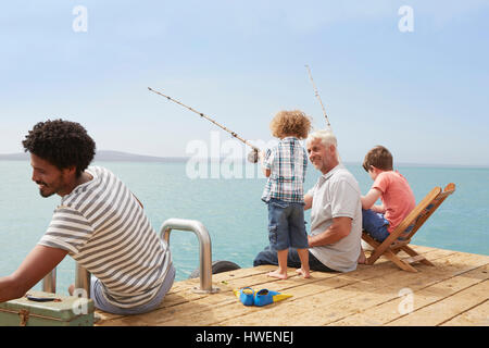 Familie Angeln auf dem Hausboot Deck, Kraalbaai, Südafrika Stockfoto