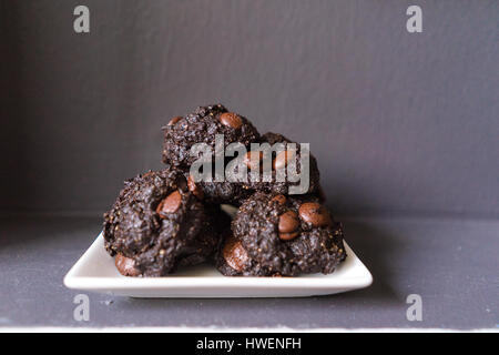Stack vegane Schokolade Brownie Cookies auf weiße quadratische Platte Stockfoto