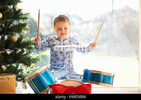 Jungen spielen Spielzeug Drum-Kit am Weihnachtstag Stockfoto