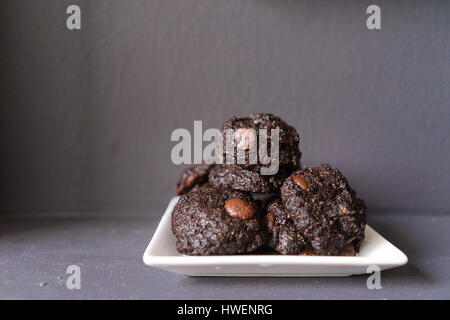 Stack vegane Schokolade Brownie Cookies auf weiße quadratische Platte Stockfoto