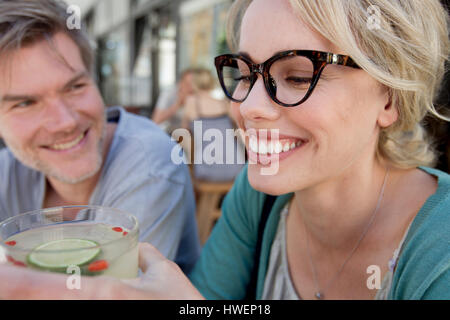 Paar in Stadt Straßencafé cocktail trinken Stockfoto