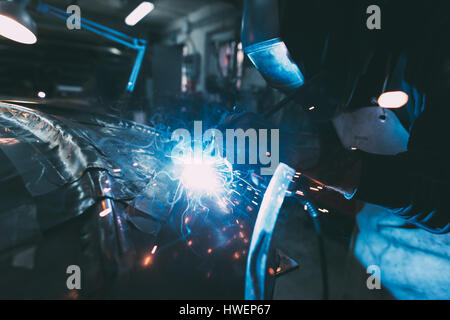 Nahaufnahme von Schlosser Löten Metall Schmiede Workshop Stockfoto