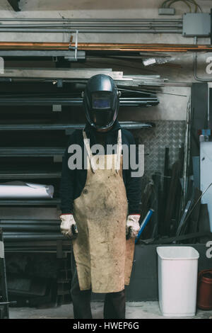 Porträt von Schlosser Schweißer Maske in Schmiede-Werkstatt Stockfoto