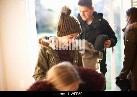 Ankunft am Haus Familie Stockfoto