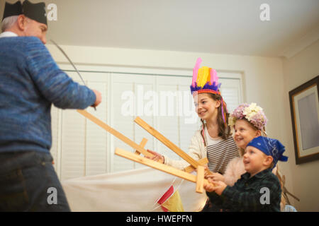 Senior woman Piraten Hut mit Schwertkampf mit Enkel angezogen Stockfoto