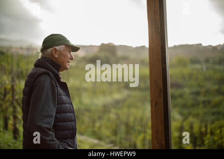 Senior woman Blick auf Weinkulturlandschaft Stockfoto