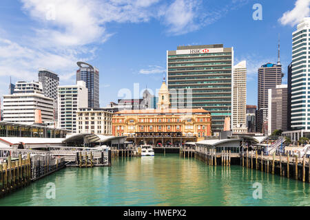 AUCKLAND, Neuseeland - 1. März 2017: Sicht von einem Boot Pfeilern der Fährhafen in Britomart in der Innenstadt in Auckland, Neuseeland größten Stockfoto