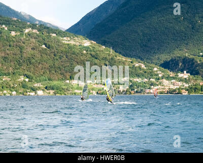 Cremia, Italien - 5. September 2015: Mehrere Windsurfen und Kitesurfen mit thermischer Wind aus dem Süden am Comer See. Stockfoto