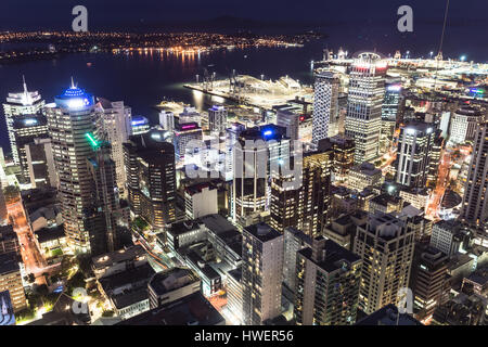 AUCKLAND, Neuseeland - 1. März 2017: eine Luftaufnahme von Auckland central Business District bei Nacht mit den Hauraki-Golf im Hintergrund. Dies ist Stockfoto