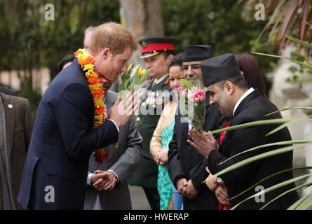 Prinz Harry tauscht ein Namaste-Gruß, wie er für eine Zeremonie anlässlich die Zweihundertjahrfeier der Beziehungen zwischen dem Vereinigten Königreich und Nepal bei der Botschaft von Nepal in London ankommt. Stockfoto