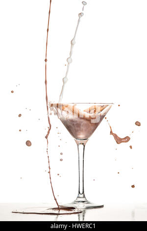 Macro schießen mit heißer Schokolade fallen im Glas auf weiß im studio Stockfoto